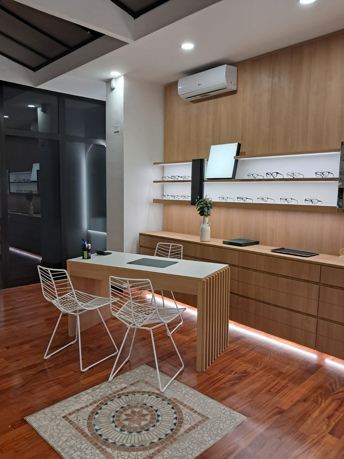 Area vendita di Ottica Lavizzari, con tavolo per la consulenza e montature esposte