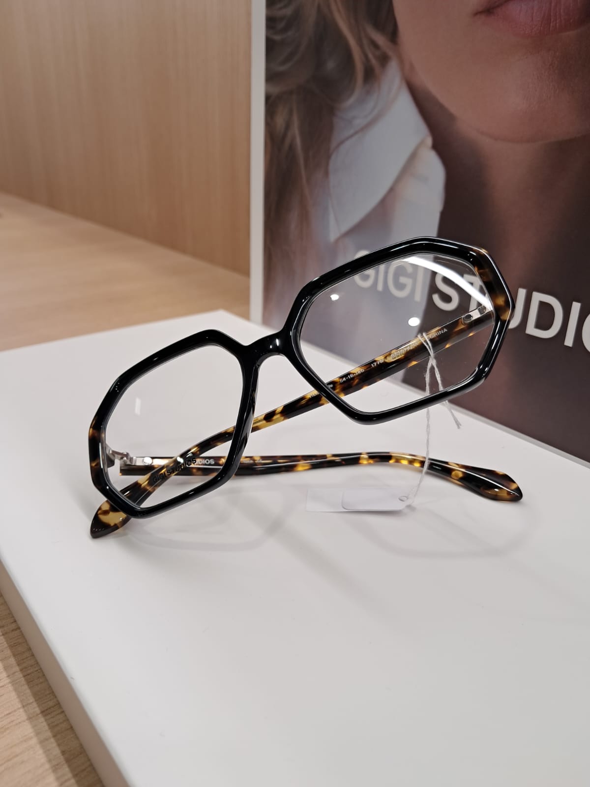 Montatura da vista GIGI STUDIOS nera con aste tartarugate, esposta da Ottica Lavizzari